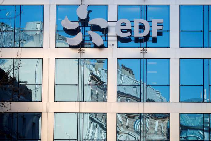Façade vitrée d’un immeuble de bureaux avec un logo composé d’une hélice et les lettres EDF en haut à droite