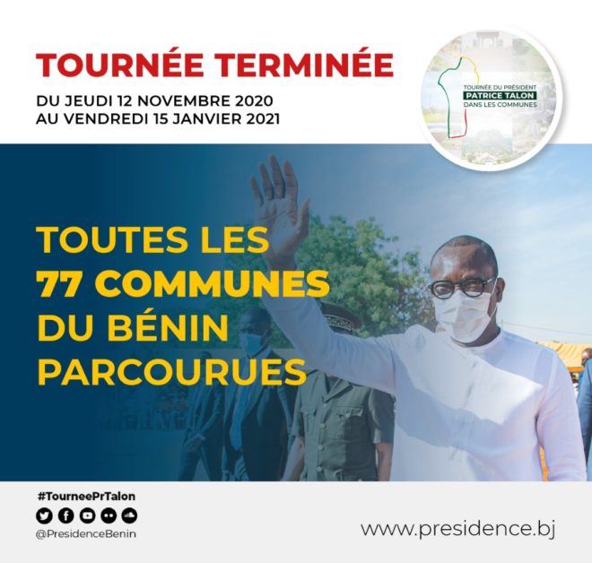 Homme masqué et lunettes levant la main en salutation devant un groupe de personnes et texte jaune sur fond bleu et blanc