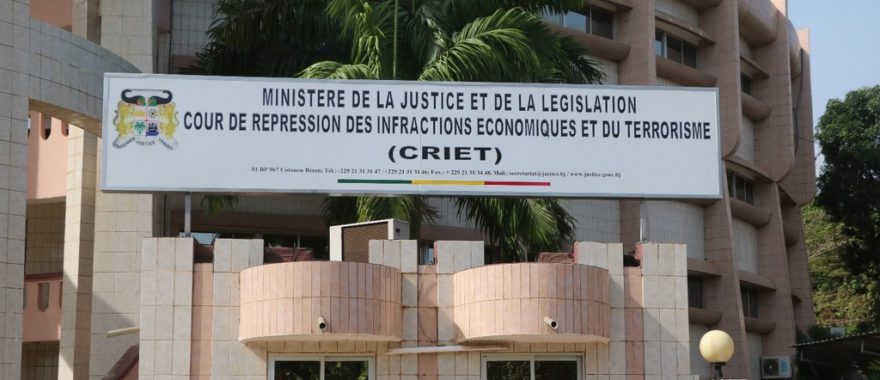 Façade d'un bâtiment officiel avec panneau du ministère de la Justice et de la Législation et de la cour de répression des infractions économiques et du terrori