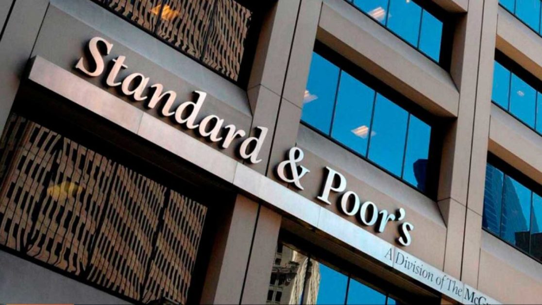 Facade contemporaine en verre et métal avec le nom Standard & Poor's en lettres blanches sur bandeau métal