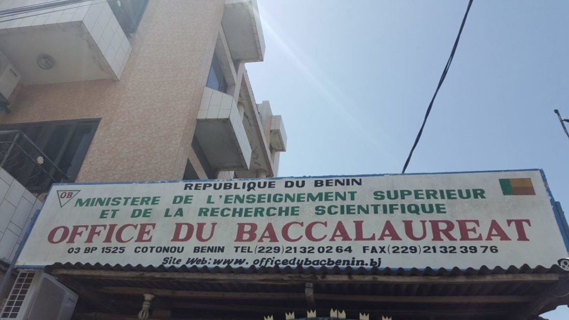 enseigne d un bureau officiel du baccalauréat avec numéro de téléphone et site web visibles suspendue sur un bâtiment beige