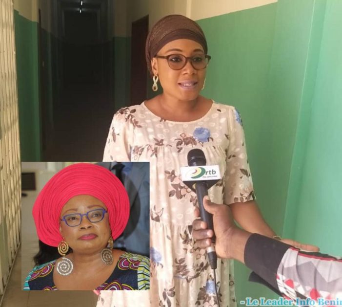 Femme en interview dans un couloir vert portant une robe claire et un bandeau, portrait inséré d’une autre femme en tenue colorée avec turban rouge