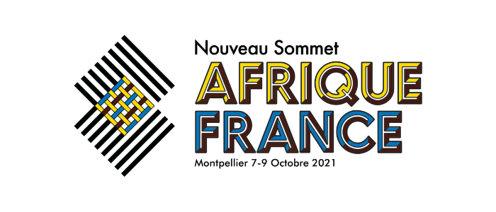 Texte "AFRIQUE FRANCE" en couleurs jaune, bleu et marron sur fond noir avec un motif géométrique coloré à gauche