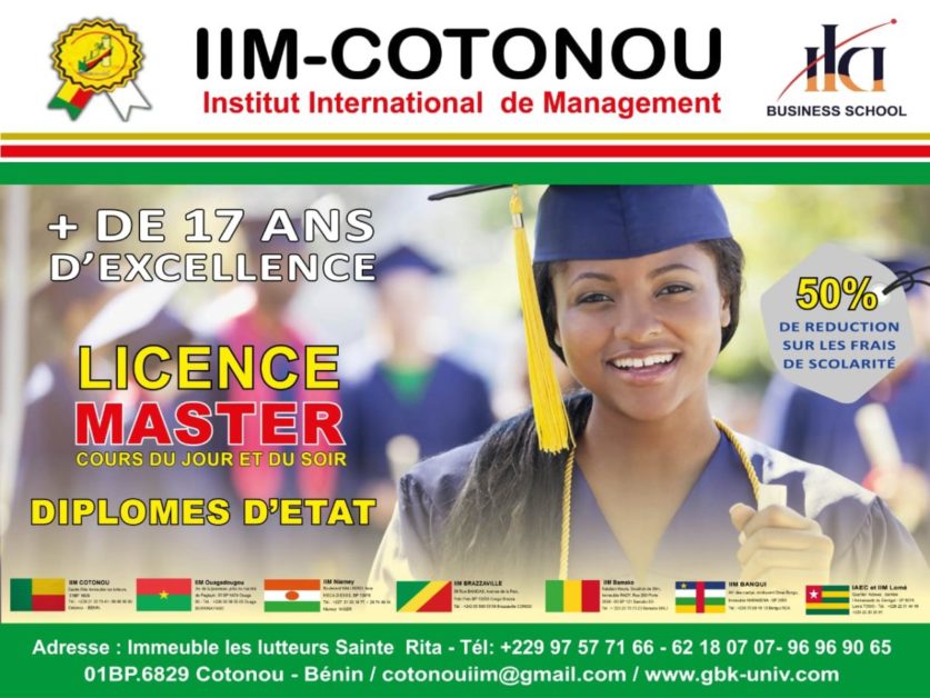 Jeune diplômée souriante en toge et chapeau de remise de diplôme sur fond flou d'autres diplômés