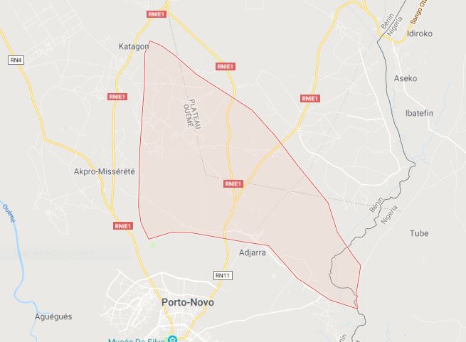 Carte locale avec délimitation en rouge d une zone près d une ville indiquant des routes principales et villages alentours