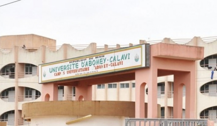 Façade principale d’un bâtiment universitaire avec une enseigne indiquant le nom de l’établissement