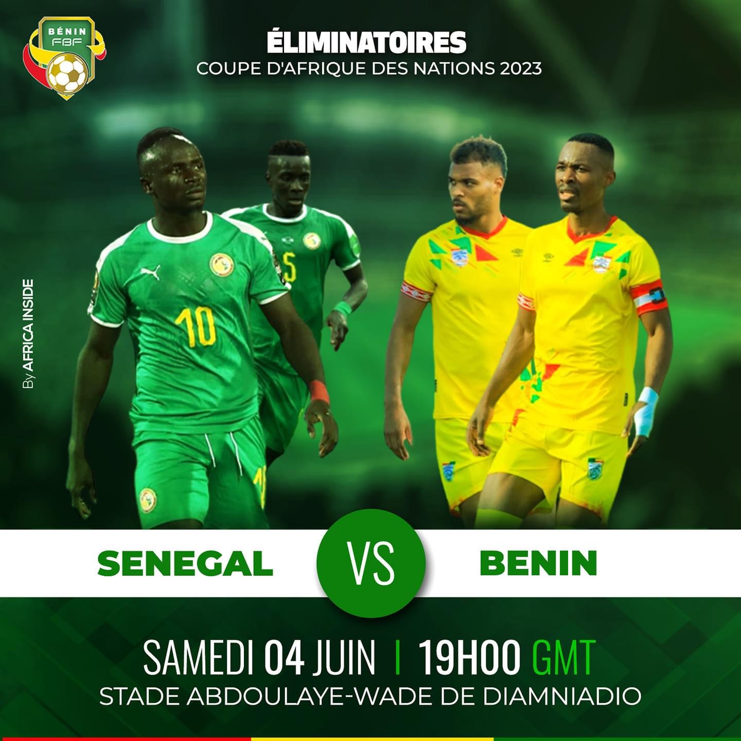 Quatre joueurs de football en action, deux en maillot vert et deux en maillot jaune, sur fond vert avec texte d’annonce du match Sénégal vs Bénin