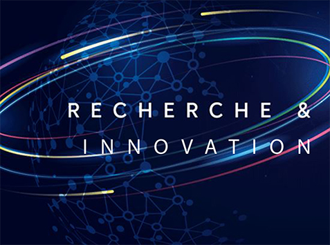 Fond bleu avec des motifs moléculaires et les mots « RECHERCHE & INNOVATION » entourés d'anneaux lumineux colorés