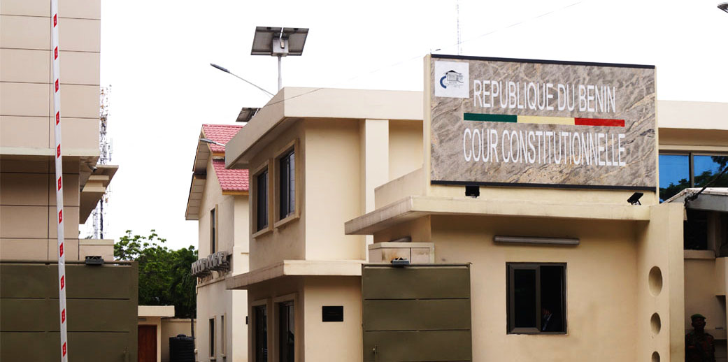 Bâtiment avec un panneau indiquant République du Bénin Cour Constitutionnelle sur la façade
