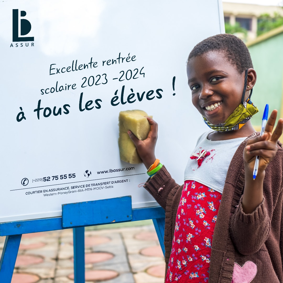 Jeune élève souriante essuie un tableau blanc sur lequel est écrit un message de bonne rentrée scolaire 2023-2024