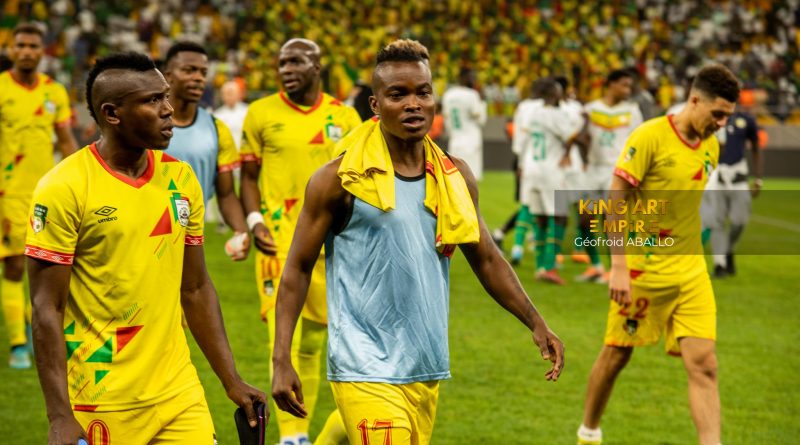 Des joueurs de football portent un maillot jaune et quittent le terrain avec une foule en arrière-plan dans un stade rempli