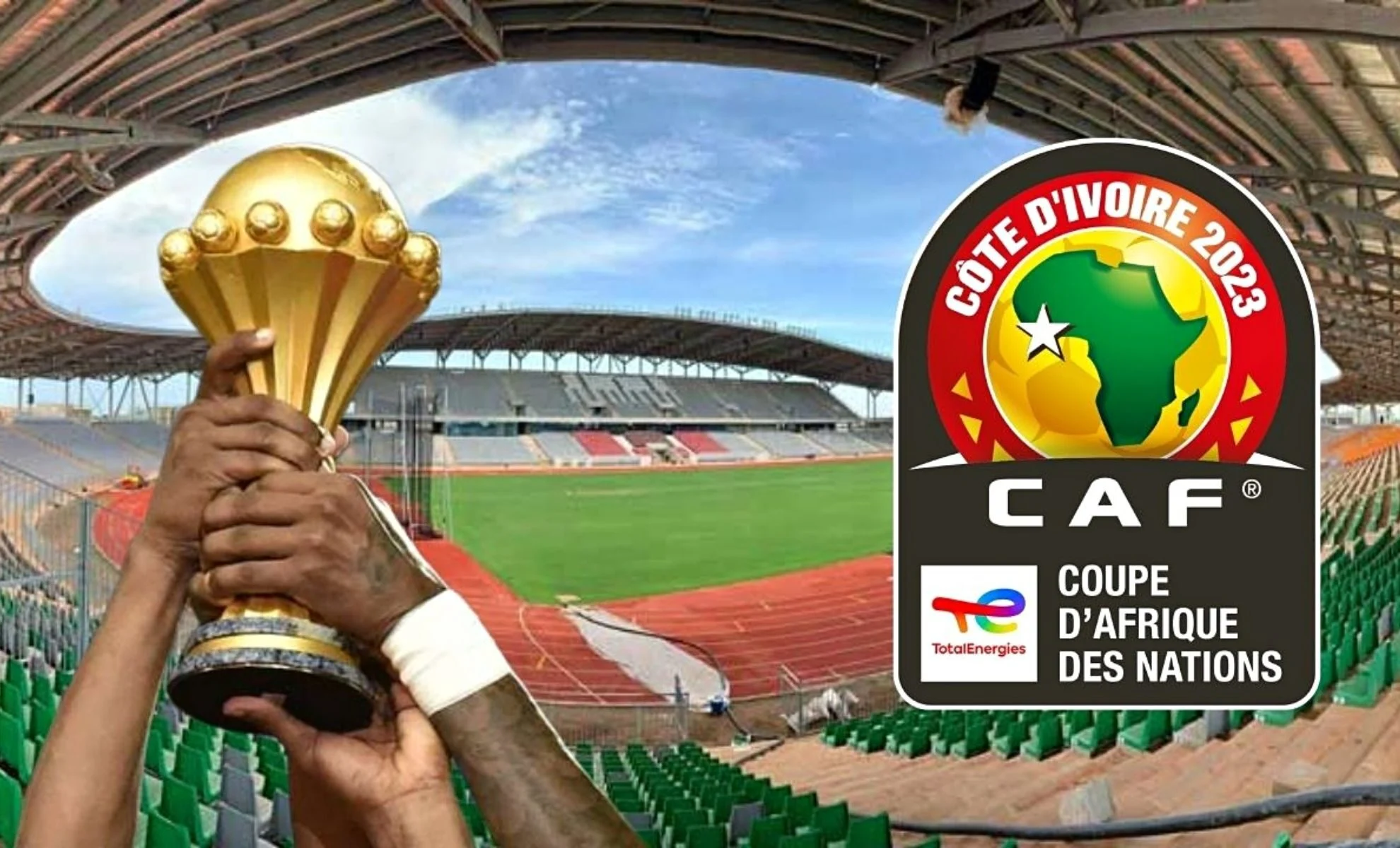 Plusieurs mains tenant un trophée doré dans un stade de football vide avec logo de la Coupe d'Afrique des Nations 2023