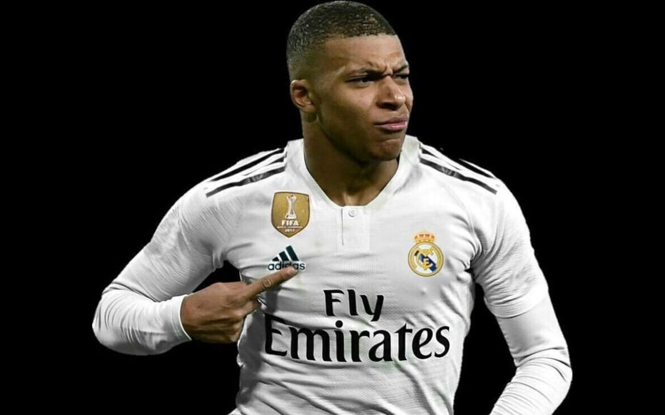Joueur de football en maillot blanc de l équipe de football avec un badge doré sur la poitrine fond noir