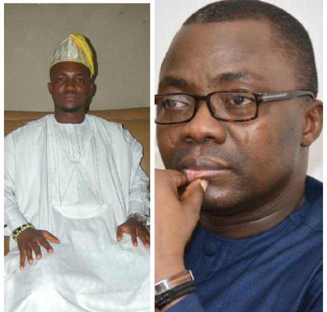 Homme en tenue traditionnelle assis et homme portant des lunettes avec main sur le menton en position pensive