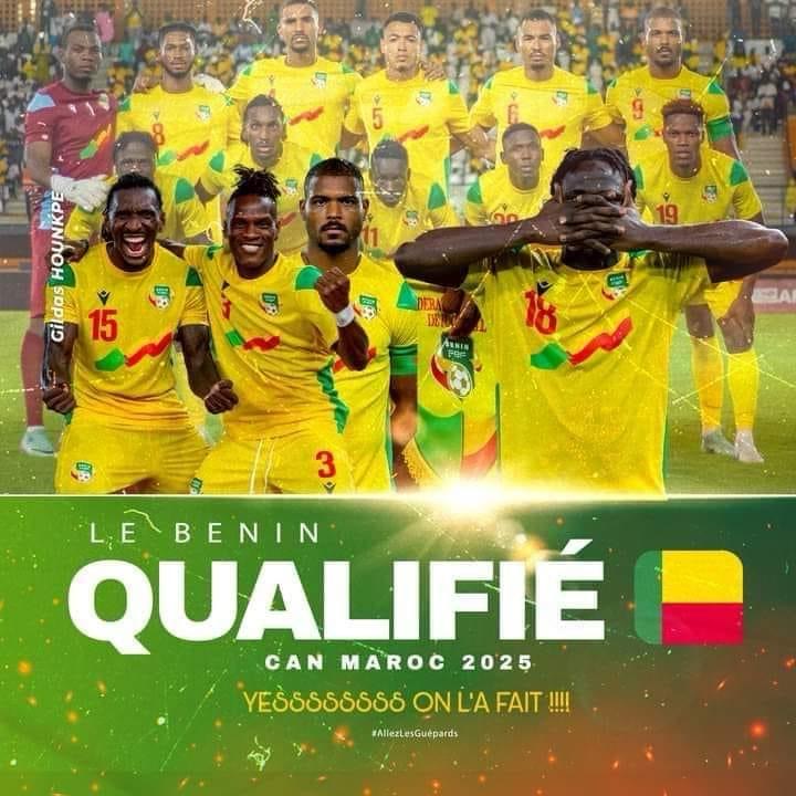 Onze joueurs de football en maillot jaune posent ensemble derrière un panneau indiquant la qualification pour la CAN Maroc 2025