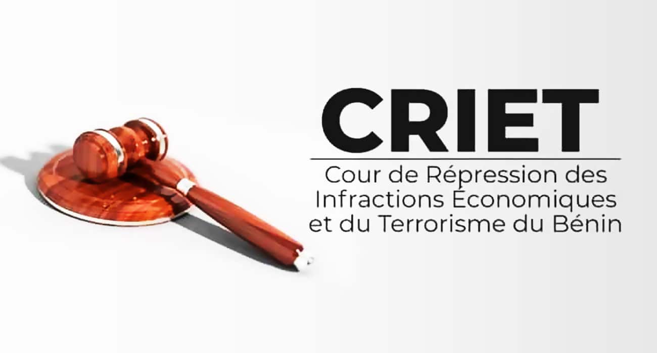 Un marteau de juge posé sur un tampon à côté du texte CRIET Cour de Répression des Infractions Economiques et du Terrorisme du Bénin