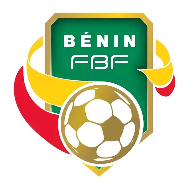 Logo vert orné d un ballon de football doré et de bandes rouges et jaunes enroulées autour