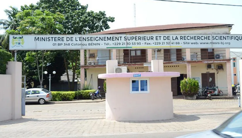 Entrée d’un bâtiment administratif avec un panneau indiquant le ministère de l’enseignement supérieur et de la recherche scientifique