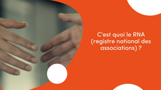 Deux mains tendues l'une vers l'autre sur fond orange avec texte expliquant le registre national des associations