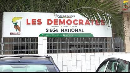Enseigne du siège national du parti politique Les Démocrates sur un bâtiment avec des voitures garées devant
