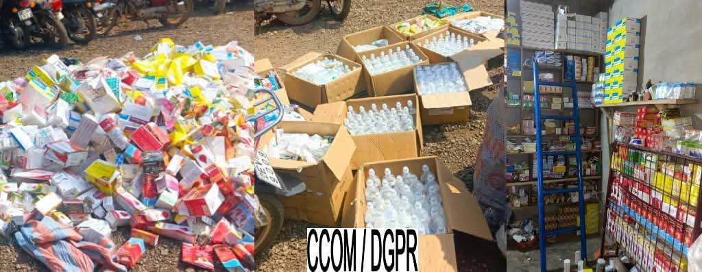 Grandes quantités de boîtes de médicaments et flacons empilés à même le sol et rangés sur des étagères dans un local ouvert