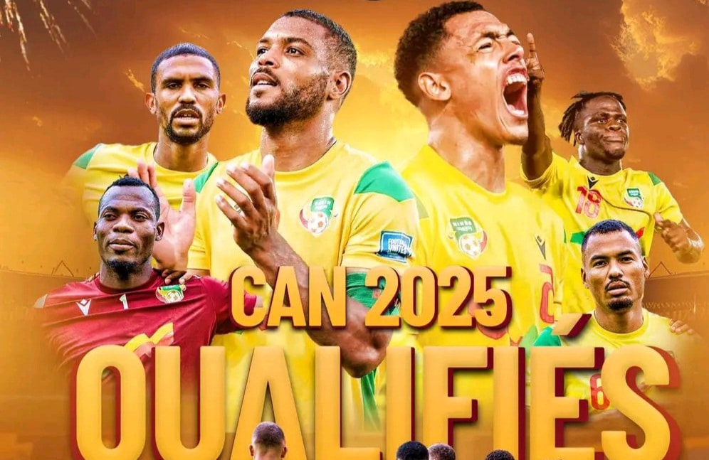 Collage de joueurs en maillots de football jaunes entourant le texte CAN 2025 QUALIFIÉS sur fond orangé ciel nuageux