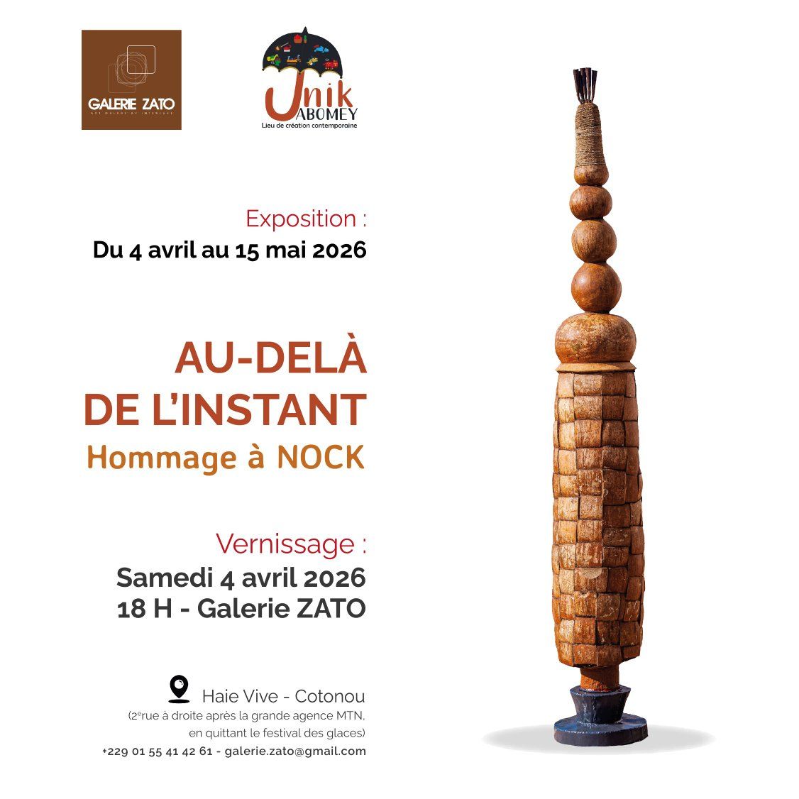 Affiche d’exposition avec texte sur fond blanc et photo d’une sculpture verticale en matériaux naturels à droite