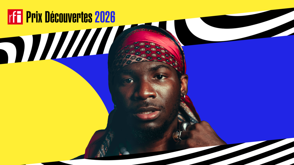 Portrait d un homme portant un bandana rouge sur fond graphique coloré avec texte Prix Découvertes 2026