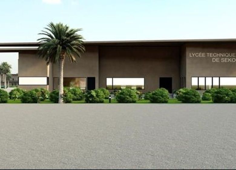 Façade d un bâtiment moderne avec des fenêtres rectangulaires et une haie devant sous un ciel clair