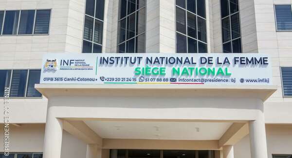 Façade d un bâtiment officiel avec une enseigne indiquant Institut National de la Femme siège national et des coordonnées de contact