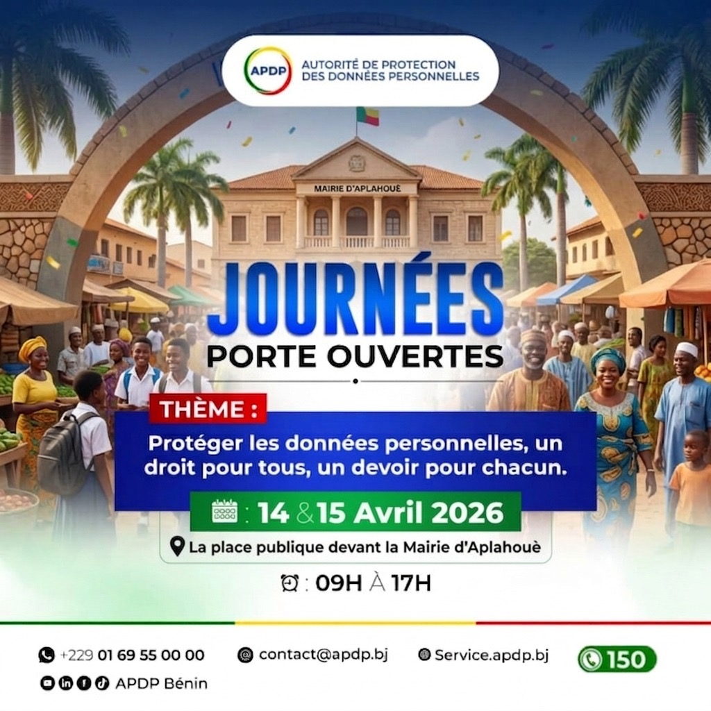 Affiche annonçant une journée porte ouverte sur la protection des données personnelles devant une mairie avec des personnages souriants et des palmiers