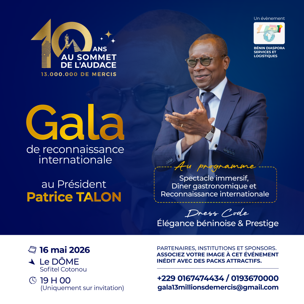 Homme en costume bleu et lunettes, souriant et applaudissant, sur fond bleu avec texte annonçant un gala de reconnaissance internationale