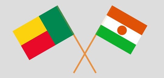 Deux petits drapeaux sur des manches en bois croisées sur fond clair