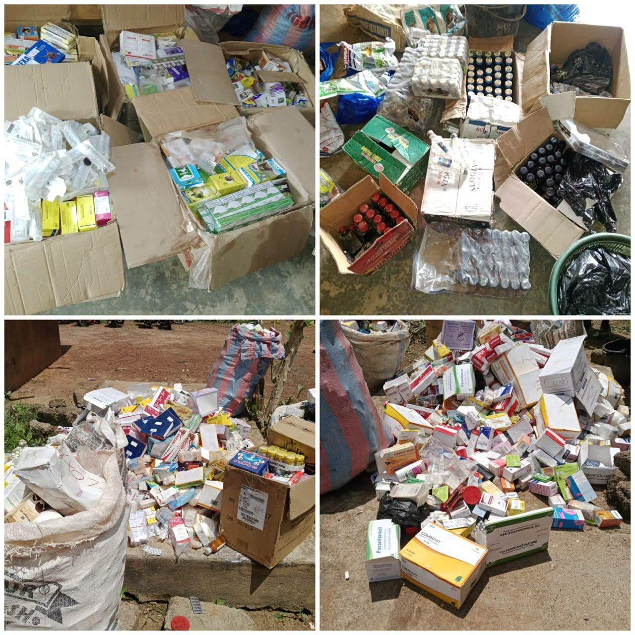 Lots de cartons ouverts et sacs contenant divers médicaments en boîtes et flacons empilés au sol en intérieur et extérieur